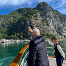Kongeparet vinker farvel til Valldal og Fjord. Foto: Det kongelige hoff